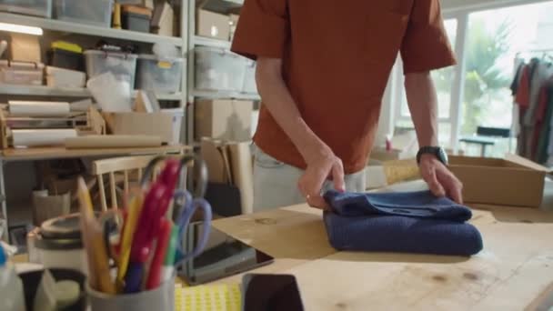 Junger Mann Packt Pullover Karton Während Online Bestellung Für Den — Stockvideo