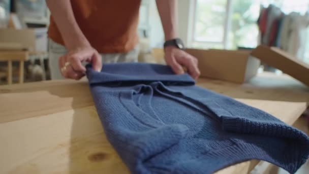 Recortado Tiro Manos Masculinas Poner Suéter Caja Paquetes Mientras Prepara — Vídeos de Stock