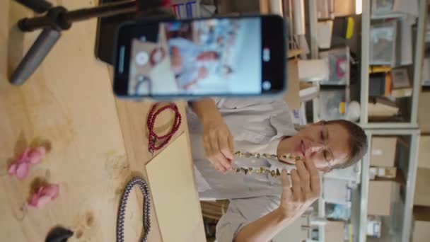 Lodret Rack Fokus Skud Kvinde Viser Håndlavede Smykker Fortæller Det – Stock-video