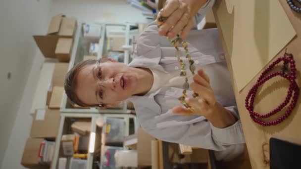 Vertikal Rack Fokus Skott Kvinna Som Visar Handgjorda Smycken Och — Stockvideo