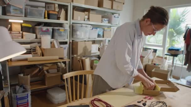 Kézzel Készített Gyöngyözött Ékszereket Csomagoló Kartondobozba Csomagolva Miközben Megrendelést Készít — Stock videók