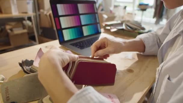 Designer Donna Che Sceglie Materiale Con Tavolozza Colore Sul Computer — Video Stock