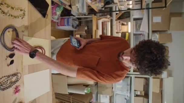 Delikanlının Çevrimiçi Mağaza Deposunda Masanın Başında Durup Bej Arka Planda — Stok video
