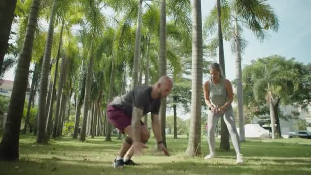 Spor Kıyafetli Güçlü Bir Adamın Parkta Spor Yaparken Kadın Kişisel — Stok video
