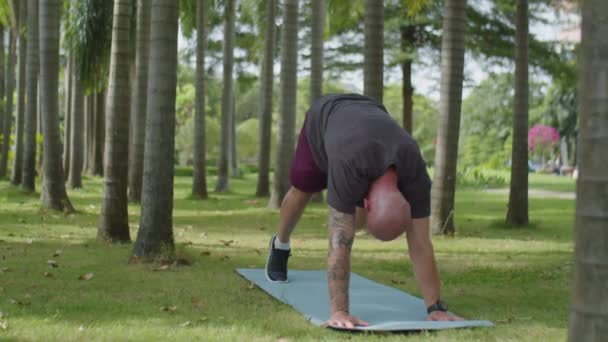 Νεαρός Μυώδης Άνδρας Που Εξασκείται Στη Vinyasa Yoga Στρώμα Γυμναστικής — Αρχείο Βίντεο