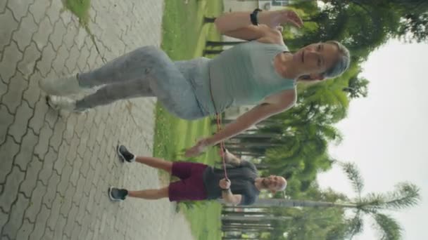 Spor Kıyafetli Bir Kadının Belinde Direnç Bandı Tutan Erkek Antrenörünün — Stok video