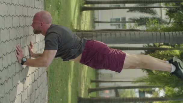 Κάθετη Πλήρη Εικόνα Του Αθλητή Κάνει Handstand Push Ups Στο — Αρχείο Βίντεο