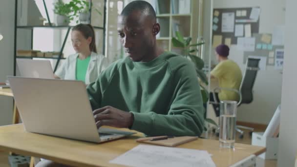 Mittlere Aufnahme Eines Jungen Afroamerikaners Lässigem Sweatshirt Mit Laptop Arbeitsplatz — Stockvideo