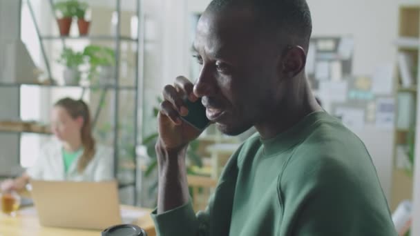 Plan Moyen Jeune Homme Affaires Noir Tenue Décontractée Debout Dans — Video