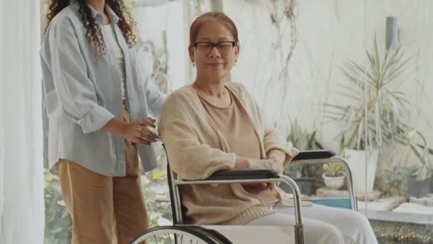Starší Asijská Žena Zdravotním Postižením Sedí Invalidním Vozíku Pózuje Kameře — Stock video