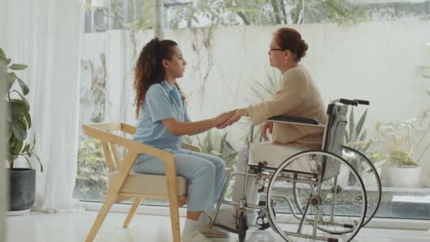 Повний Знімок Лікаря Жінки Медичній Формі Тримаючись Руки Розмовляючи Старшою — стокове відео