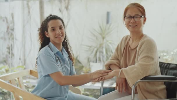 Середній Знімок Молодої Жінки Лікаря Медичній Формі Старшої Азіатки Інвалідному — стокове відео