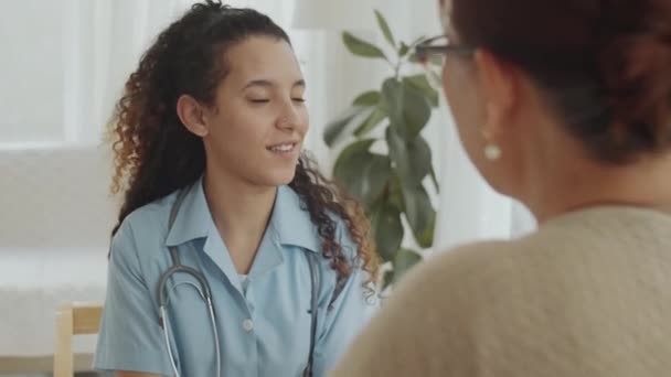 Přes Rameno Záběr Mladé Zdravotní Sestry Lékařské Uniformě Drží Ruce — Stock video