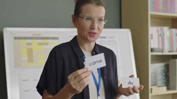 Professora Mostrando Cartões Com Palavras Inglês Explicando Enquanto Aula Escola — Vídeo de Stock