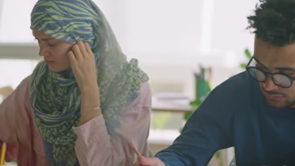 Lehrerin Hilft Migrantin Hijab Bei Hausaufgaben Während Des Unterrichts — Stockvideo