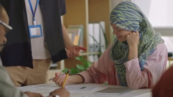 Lehrerin Hilft Muslimischem Mädchen Hijab Bei Hausaufgaben Klassenzimmer Während Des — Stockvideo