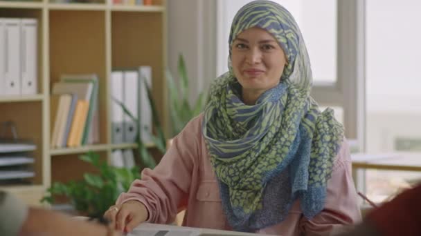 Porträt Einer Jungen Fröhlichen Studentin Hijab Die Die Kamera Blickt — Stockvideo