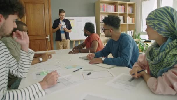 Gruppe Multiethnischer Immigranten Hört Lehrerin Und Notiert Während Des Englischunterrichts — Stockvideo