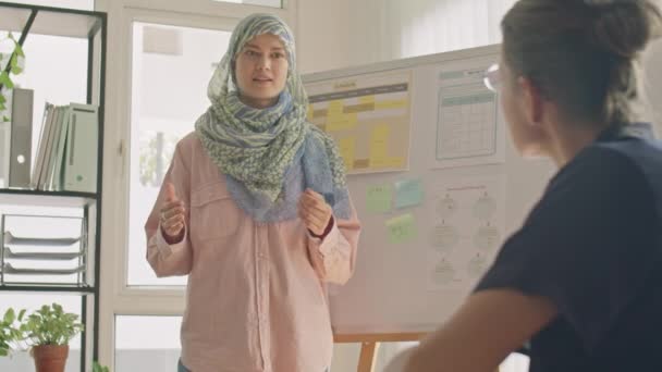 Über Die Schulter Einer Jungen Lehrerin Hijab Die Fragen Der — Stockvideo