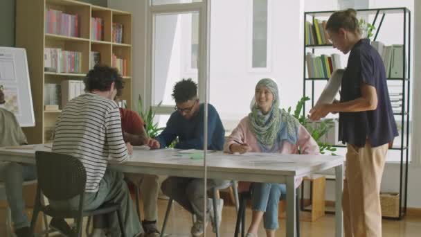 Fullständig Bild Kvinnliga Lärare Som Ifrågasätter Multietniska Invandrarelever Samtidigt Som — Stockvideo