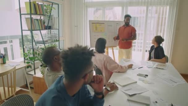 Multirassische Männliche Lehrer Stehen Whiteboard Und Sprechen Mit Schülern Mit — Stockvideo
