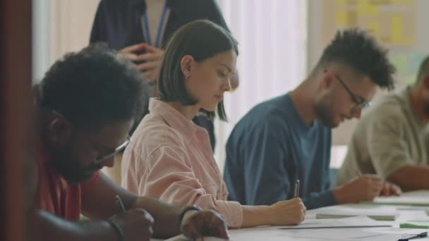 Rack Zaměření Záběr Skupiny Různých Migrujících Studentů Sedí Stolu Třídě — Stock video