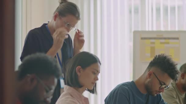 Lehrerin Überwacht Multiethnische Migranten Und Hilft Ihnen Bei Der Prüfung — Stockvideo