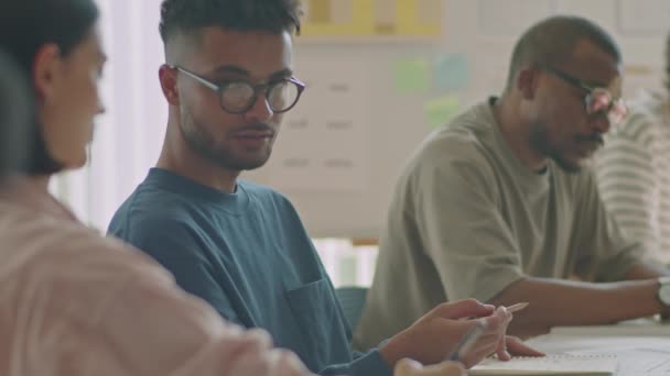 Captura Enfoque Rack Estudiantes Migrantes Multiétnicos Que Discuten Durante Examen — Vídeo de stock