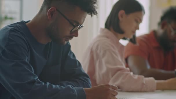 Plan Incliné Jeune Étudiant Multiracial Sexe Masculin Assis Bureau Test — Video