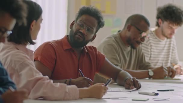 Multiracial Man Diskuterar Uppdrag Med Kvinnlig Grupp Partner Lektionen Skolan — Stockvideo