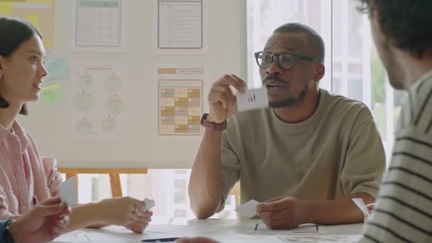 Profesor Afroamericano Mostrando Tarjetas Texto Explicándolas Estudiantes Inmigrantes Adultos Durante — Vídeos de Stock