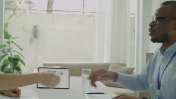 Sobre Ombro Foto Empresária Caucasiana Discutindo Papéis Projeto Tablet Digital — Vídeo de Stock