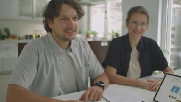 Schwarzer Vertriebsmitarbeiter Des Energieunternehmens Gibt Männlichen Kunden Handschlag Der Mit — Stockvideo