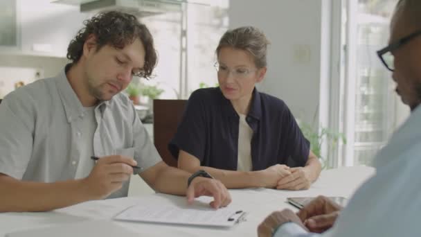 Mann Sitzt Neben Seiner Frau Büro Unterschreibt Vertrag Und Gibt — Stockvideo