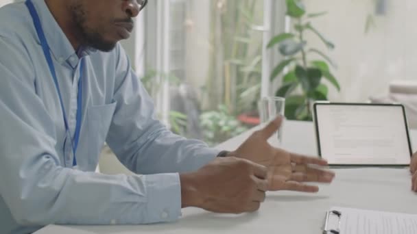 Naklonit Záběr Afroamerického Obchodního Zástupce Formální Košili Brýlích Zodpovězení Otázek — Stock video