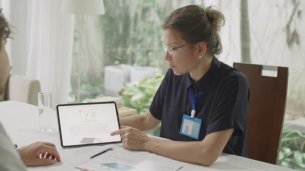 Schouder Van Vrouwelijke Ingenieur Uitleggen Duurzame Energie Project Digitale Tablet — Stockvideo