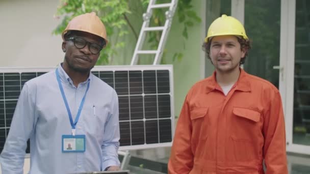Medelstor Bild Glad Afroamerikansk Ingenjör Och Ung Kaukasisk Arbetare Poserar — Stockvideo