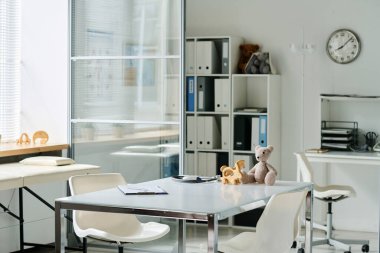 İş yerinde oyuncakları olan boş modern çocuk doktoru ofisi.