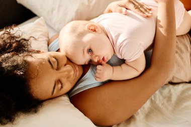 Genç bir annenin çocuğuyla evde vakit geçirmesi.