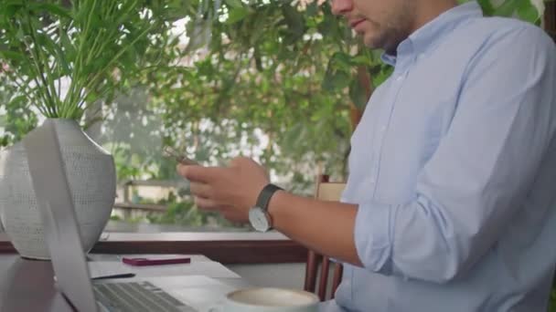 Tiro Médio Jovem Empresário Sentado Com Laptop Café Livre Cheio — Vídeo de Stock