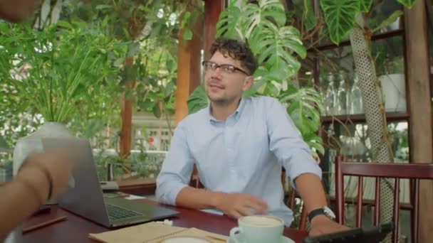 Jovem Empresário Cumprimentando Colega Com Aperto Mão Café Livre Conversando — Vídeo de Stock