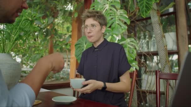 Joven Mujer Negocios Beber Café Discutir Proyecto Ordenador Portátil Con — Vídeos de Stock