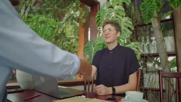 Junge Geschäftsfrau Begrüßt Männlichen Kollegen Mit Handschlag Outdoor Café Und — Stockvideo