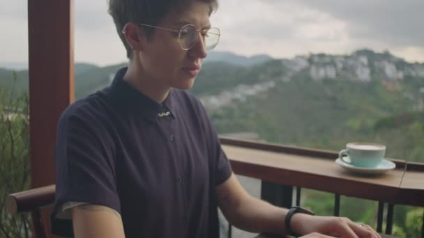 Mladá Podnikatelka Pracující Online Notebooku Zatímco Sedí Stolu Terase Kavárny — Stock video