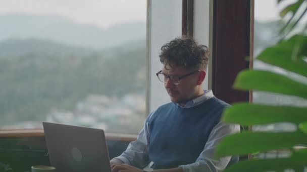 Tiro Médio Jovem Freelancer Sexo Masculino Trabalhando Laptop Café Com — Vídeo de Stock