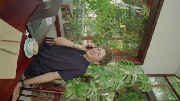 Вертикальный Снимок Молодой Бизнесвумен Сидящей Столом Капучино Ноутбуком Кафе Открытом — стоковое видео