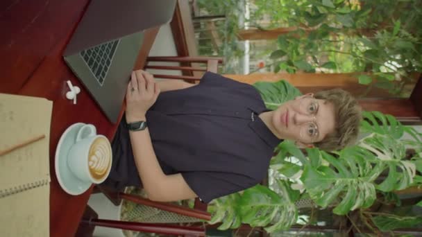 Вертикальний Портрет Молодої Бізнес Леді Сидить Ноутбуком Чашкою Капучино Столом — стокове відео