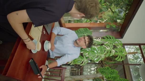 Imagem Vertical Jovem Empresário Discutindo Planos Bebendo Café Enquanto Encontra — Vídeo de Stock