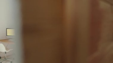 Marangozluk atölyesinin içinde hiç insan yok. Bilgisayarlı masa, alet duvarı, ahşap işçilikli raflar var.