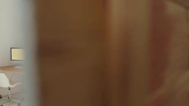 Интерьер Деревообрабатывающей Мастерской Людей Письменный Стол Компьютером Инструментальная Стена Полки — стоковое видео
